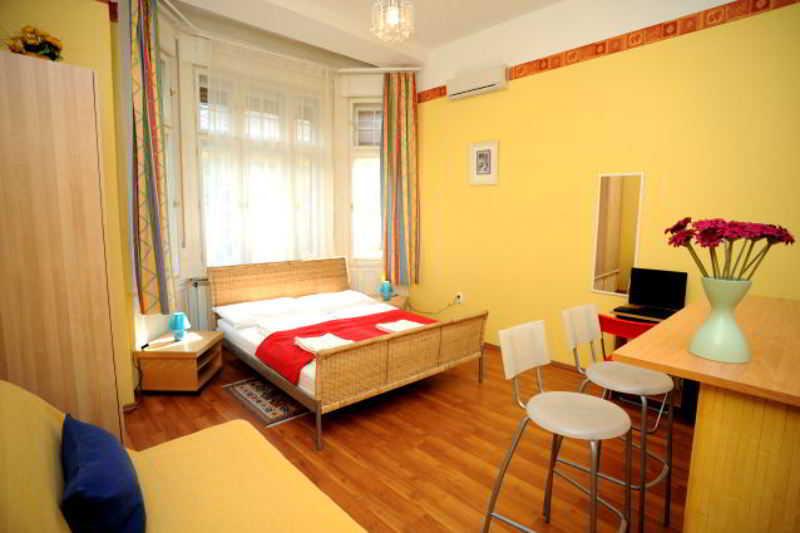 Club Apartments & Rooms Budapest Bagian luar foto